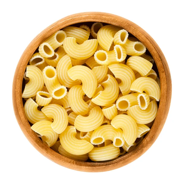 Pastas de Chifferi en cuenco de madera sobre blanco — Foto de Stock