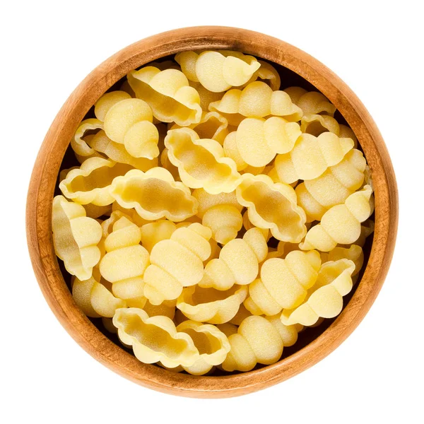 Pasta gnocchi i träskål över vita — Stockfoto