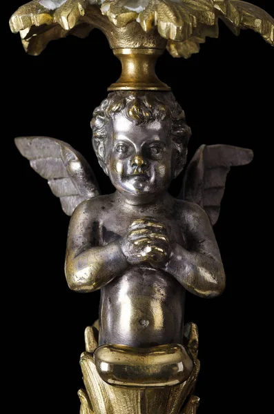 Orando anjo de bronze no fundo preto — Fotografia de Stock
