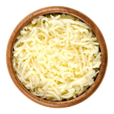 Rendelenmiş mozzarella pizza peyniri beyaz üzerinde ahşap kase