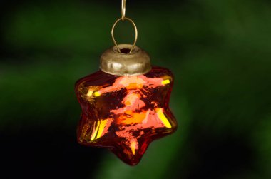 Kırmızı cam yıldız Noel ağacı süsle