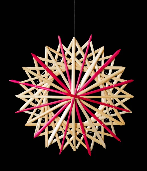 Szalma csillag karácsonyi dekoráció fekete felett — Stock Fotó