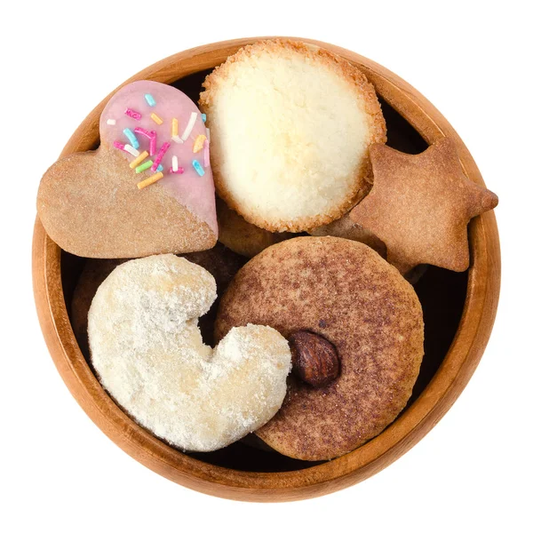 Pliki cookie i ciastka w drewnianej misce nad białym — Zdjęcie stockowe