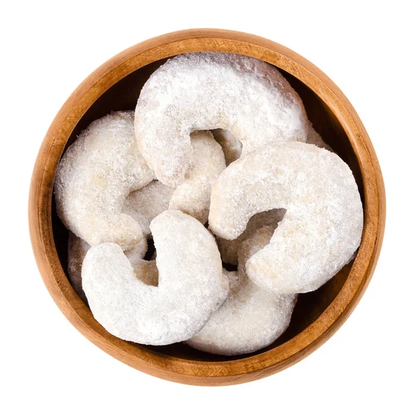 Ve tvaru půlměsíce vanilkové sušenky v dřevěné misce nad bílá — Stock fotografie