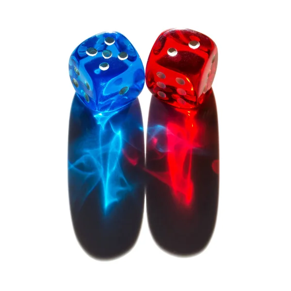 Красный и синий прозрачные пластиковые кости с блестящими тенями — стоковое фото