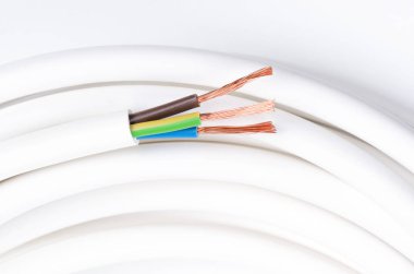 Elektrik kablosu ile üç yalıtılmış iletkenler, yatay