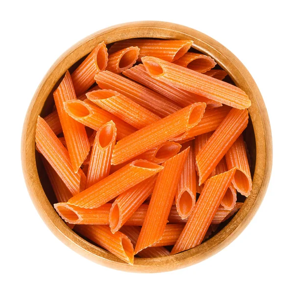 Röda linser penne pasta i träskål över vita — Stockfoto