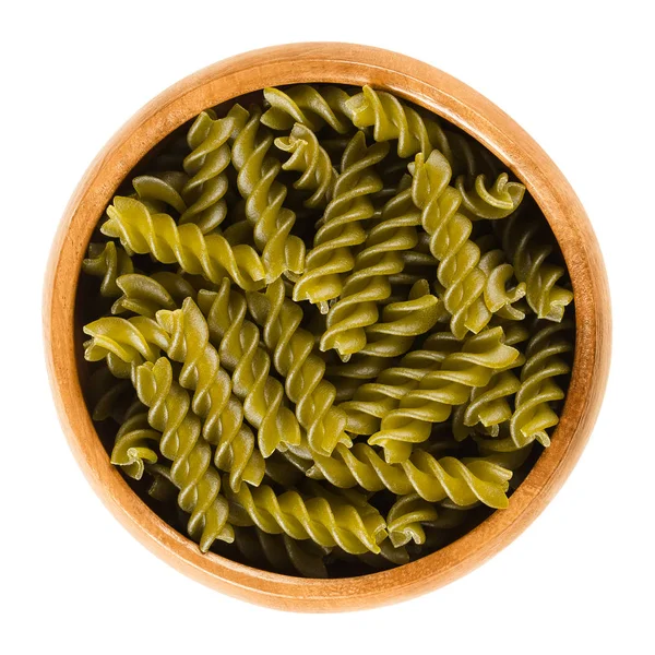 Guisantes verdes fusilli pasta en cuenco de madera sobre blanco — Foto de Stock