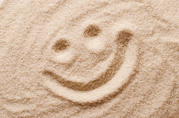 Счастливое улыбчивое лицо на фото из песка — стоковое фото