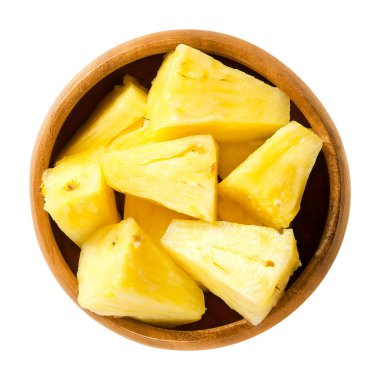 Ananas parçaları üzerinde beyaz ahşap kase