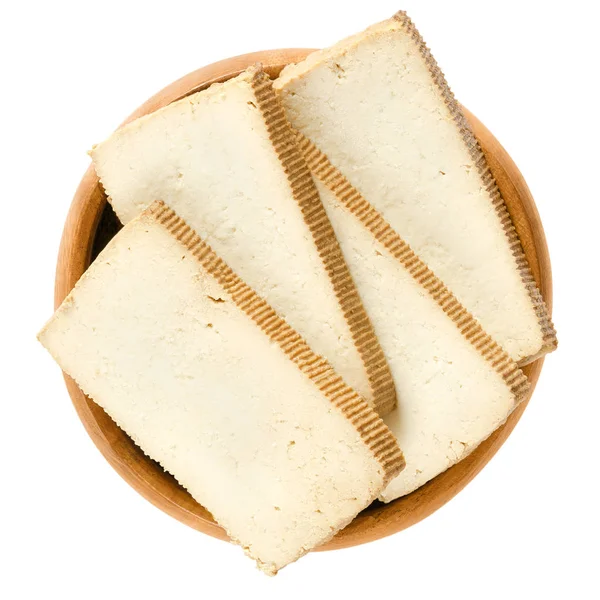 Uzené tofu plátky v dřevěné misce — Stock fotografie