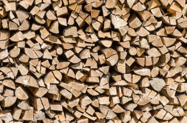 Bölünmüş, kurutulmuş ve yığılmış yakacak odun, önden görünüm