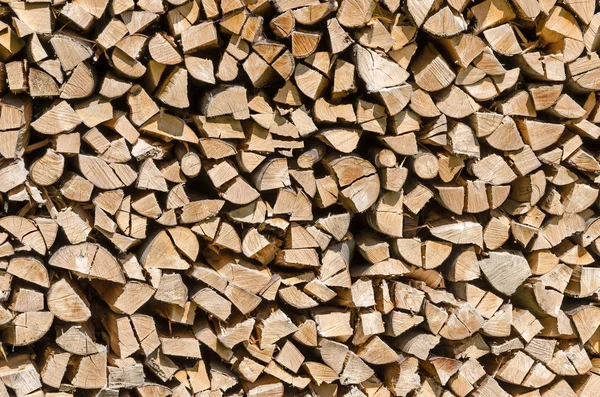 Bölünmüş, kurutulmuş ve yığılmış yakacak odun, önden görünüm