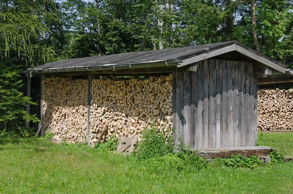 Capannone in legno con legna da ardere impilata — Foto Stock