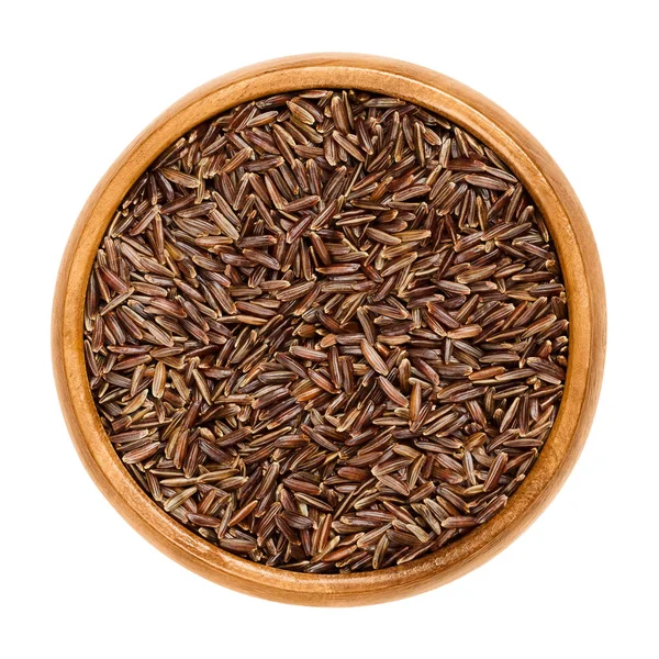 Camargue kırmızı pirinç taneleri ahşap kase