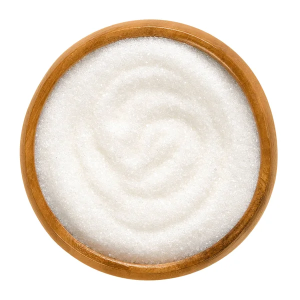 Açúcar branco granulado fino em tigela de madeira sobre branco — Fotografia de Stock