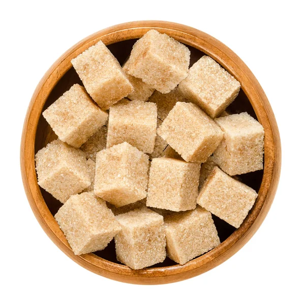 Demerara hnědý cukr kostky v dřevěné misce nad bílá — Stock fotografie