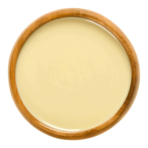 Witte amandel boter in houten kom over Wit — Stockfoto