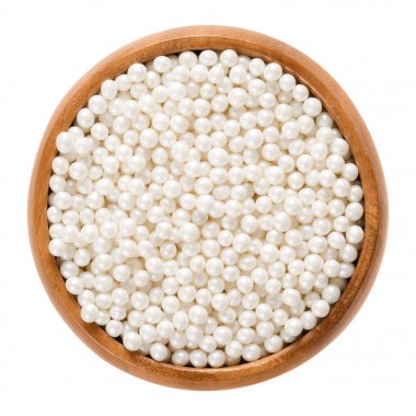 Beyaz nonpareils beyaz üzerinde ahşap kase