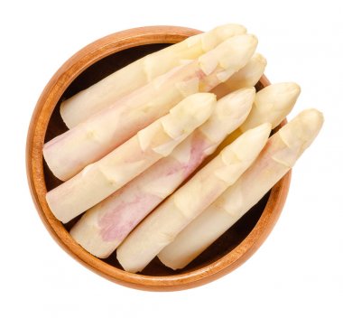 Ahşap kase çiğ beyaz kuşkonmaz ipuçları. Beyazlatılmış serçe çim sürgünler. Ekili kuşkonmaz officinalis. Sebze ile kalın kaynaklanıyor ve tomurcukları kapalı. Makro gıda fotoğraf yakın çekim yukarıdan üzerinde beyaz.