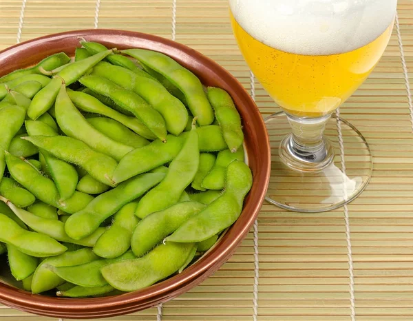 Gotowany edamame w misce ze szklanką piwa — Zdjęcie stockowe