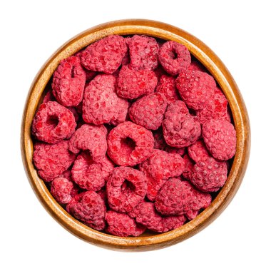 Ahşap bir kasede kurutulmuş ahududu. Rubus Idaeus 'un yenilebilir, olgun, kırmızı ve tatlı meyveleri, Avrupa ahududu ekimi. Yakından, yukarıdan, beyaz arkaplanda, izole edilmiş makro yiyecek fotoğrafı.