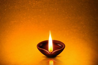 Diya lambaları Diwali kutlamasını altın parıltısıyla yapıyor