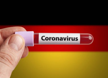 Coronavirus 'u tutan bilim adamı Almanya bayrağı önünde test tüpünde kan bulaştırdı. Dünya konseptindeki ülkelerde salgın hastalık Covid-19.