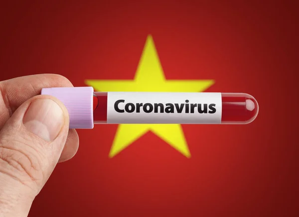 Wissenschaftler Mit Coronavirus Infiziertem Blut Reagenzglas Vor Der Vietnam Flagge — Stockfoto