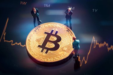 Bitcoin 'in yatırım kararı ile ilgili iş toplantısı: Macro minyatür işadamı figürleri parlak altın bitcoin' in yanında duruyor. Arkaplanda renkli borsa grafik tablosu. 