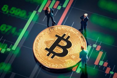 Bitcoin konsepti için yatırım kararı hakkındaki iş toplantısı: Parlak altın bitcoin 'in yanında duran Macro minyatür işadamı figürleri. Arkaplanda renkli borsa grafik tablosu. 