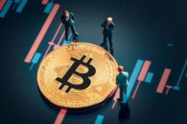 Bitcoin konsepti için yatırım kararı hakkındaki iş toplantısı: Parlak altın bitcoin 'in yanında duran Macro minyatür işadamı figürleri. Arkaplanda renkli borsa grafik tablosu. 