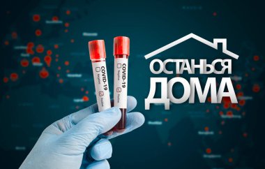 Salgın COVID-19 konsepti: Bilim adamı test tüplerinde kan örneği tutuyor ve sonuç pozitif. Rusya 'da Avrupa ve Asya kıtalarının hastalıklı ülkelerle bulanıklaşması üzerine evde kalma mesajı.