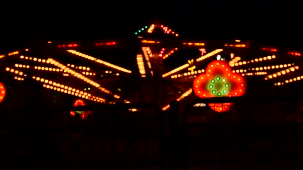 Blurred Amusement park ride at night. — Stock Video