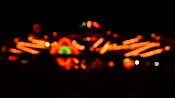 Balade floue dans le parc d'attractions la nuit. image conceptuelle du divertissement et du plaisir — Video