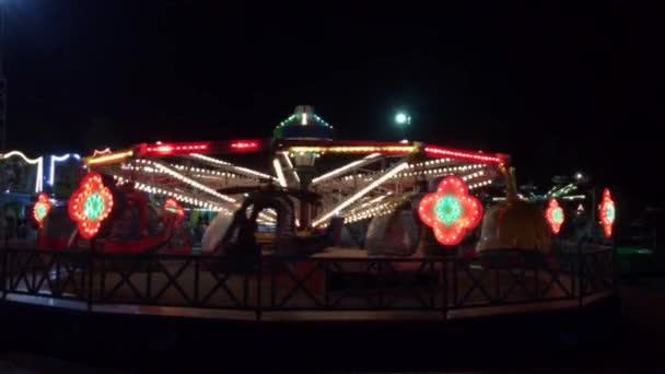 Wazig Amusement park ride in de nacht. Conceptuele afbeelding van entertainment & plezier — Stockvideo