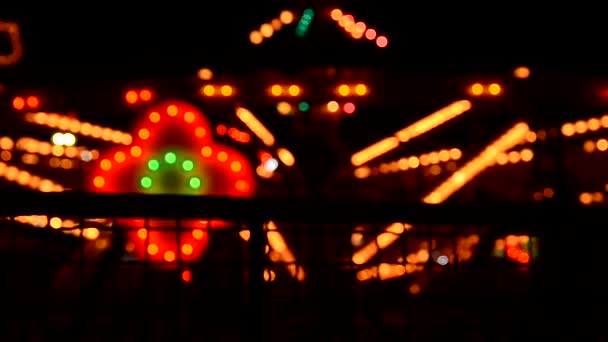 Passeggiata nel parco divertimenti offuscata di notte . — Video Stock