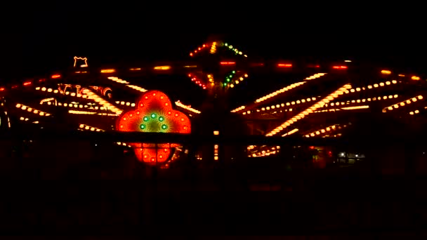 Parque de atracciones borrosa paseo por la noche . — Vídeos de Stock