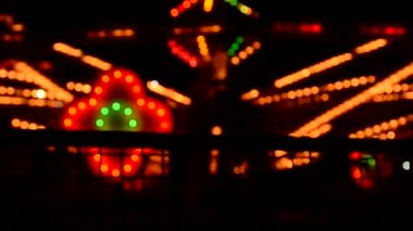 Bulanık eğlence parkı binmek geceleri.