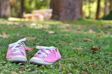 Çim pembe spor ayakkabı.