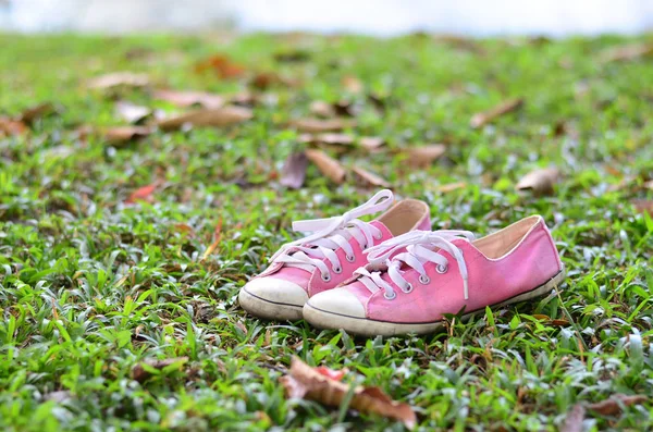Pink sneakers on a green grass. Rest in the park without shoes. — Stock Photo, Image