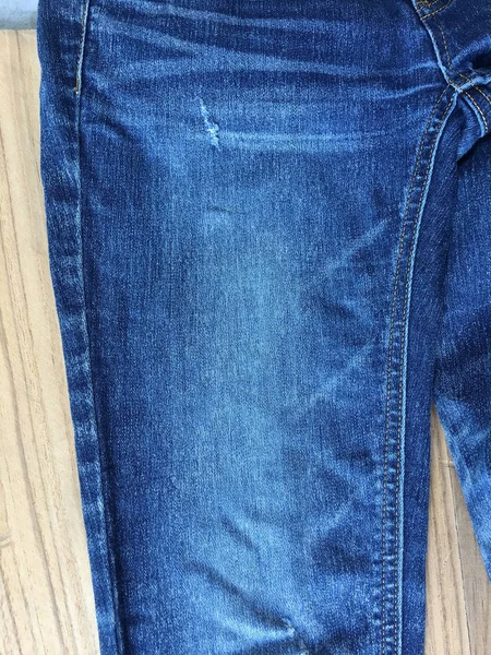 Джинсова текстура джинсів або джинсовий фон зі старим рваним . — стокове фото