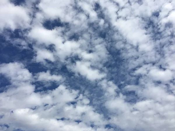 작은 구름 이 있는 푸른 하늘 배경 — 스톡 사진