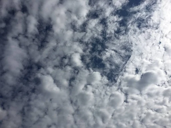 Céu azul fundo com nuvens minúsculas — Fotografia de Stock