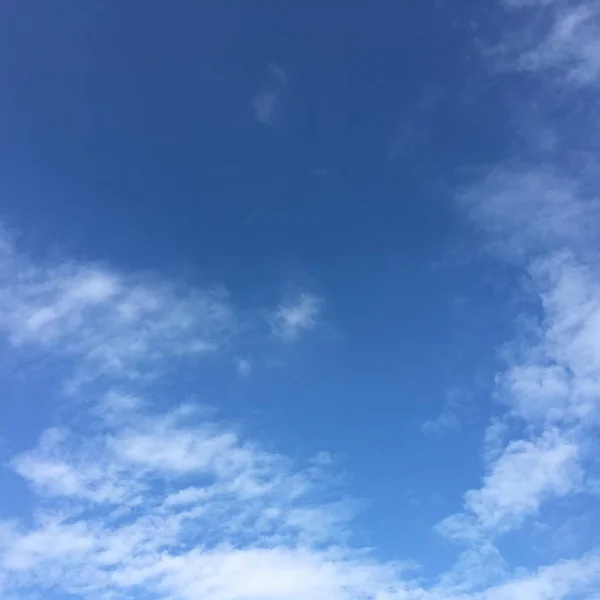 Céu azul fundo com nuvens minúsculas — Fotografia de Stock