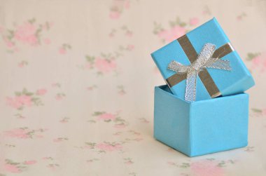 Küpe, yerdeki çiçek kutuları.