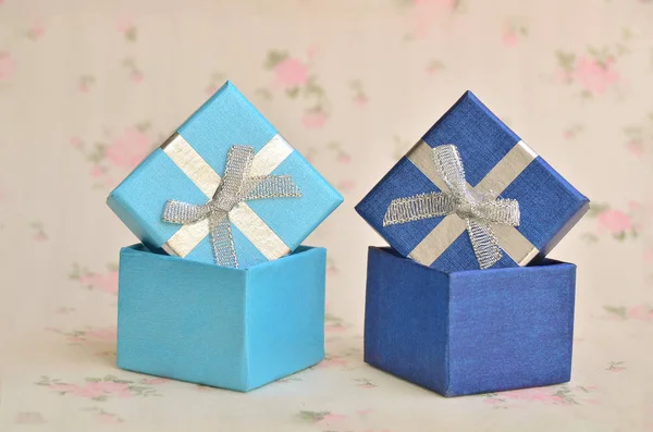 Pendientes, cajas de flores en el suelo . —  Fotos de Stock