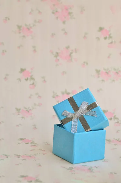 Pendientes, cajas de flores en el suelo . —  Fotos de Stock