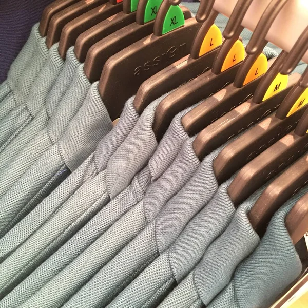 Camisas penduradas em um rack na loja . — Fotografia de Stock