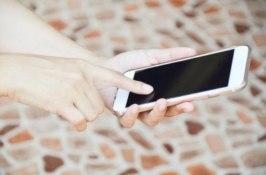  siyah cep telefonu beyaz arka plan izole tutan el.